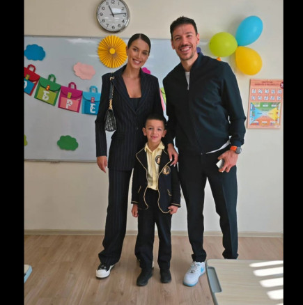 Синът на Богданска и Петканов стана на 7 с двама татковци и две майки!