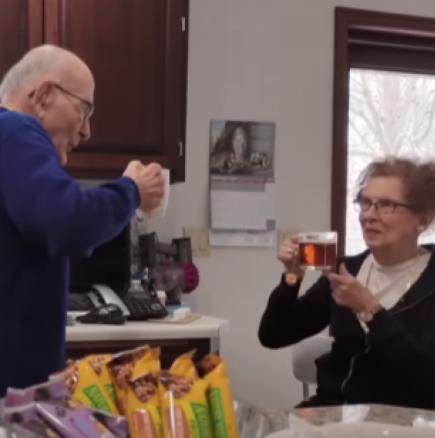 Дядо носи цветя на бабичката си всяка събота в продължение на 57 години: След смъртта му непознат почука на вратата и разкри тайна