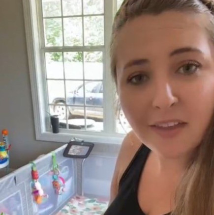 Тя изхвърли всички играчки на бебето и му даде това да си играе: Някои се кръстят, други казват, че е гениална!