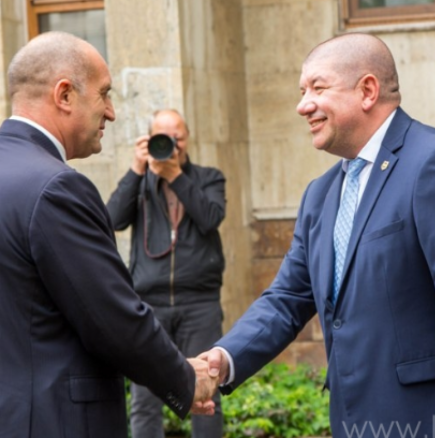 Ето с коя партия ще се яви на изборите Румен Радев 