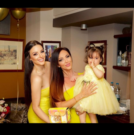 Една вълшебна госпожица на 5! Симона показа порасналата си дъщеричка - страхотен бонбон: 