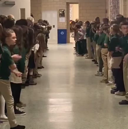 Всички ученици се наредиха, за да посрещнат детето, което пребори левкемията и се завърна при приятелите си