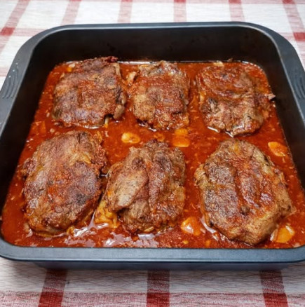 Свински врат по виенски с чесън: Месо, което се топи в устата, и вълшебен сос!