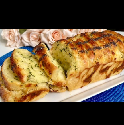 Чеснов хляб, който се разпада на пластове: мек отвътре, с хрупкава билкова коричка! Само ароматът му те кара да огладнееш