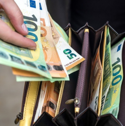 Парите пристигат до 15 февруари: 3 зодии ще си напълнят джобовете, за тях няма зима!