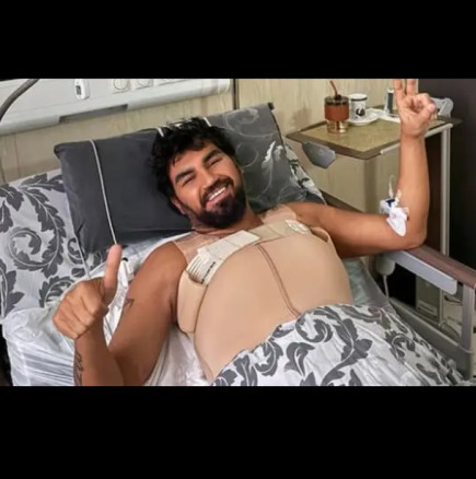 Азис се похвали със снимка на новите си гръдни импланти: