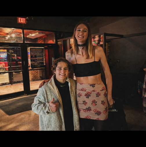 Тя е висока 203 см и печели хиляди долари като модел: „Мъжете гледат на мен като на трофей“