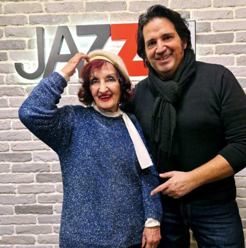 Мими Николова показа перфектни крака и свеж стил на 87! Уникална е в новото видео към "Замълчи, замълчи"