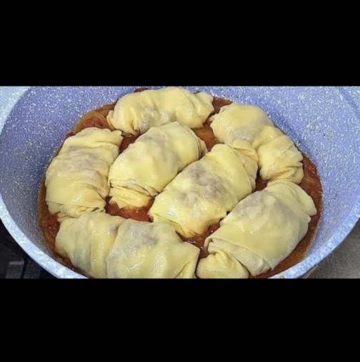 Вместо в зелев и лозов лист увивам сармичките в тесто - всички ги обожават! Сочни, вкусни и лесни: