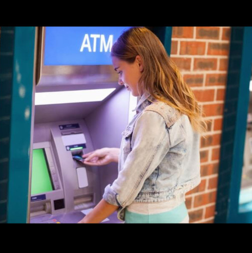 След приемане на Еврото: Какви стават таксите за теглене от банкомат? Ето в коя банка е най-изгодно: