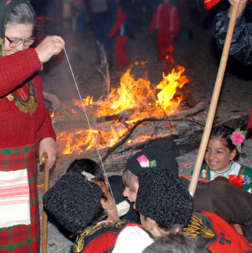 Сирни заговезни - Прошка е в неделя, ето какво се слага на трапезата, какви са забраните и как правилно се иска прошка