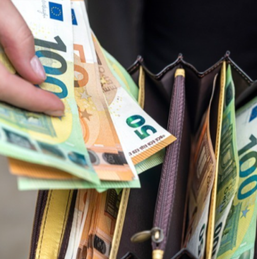 Парите пристигат през март: 3 зодии ще се къпят в пари!