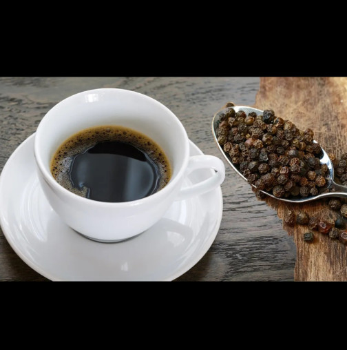 Вместо захар - черен пипер в кафето! Простият трик, който променя и вкуса, и тялото ви: