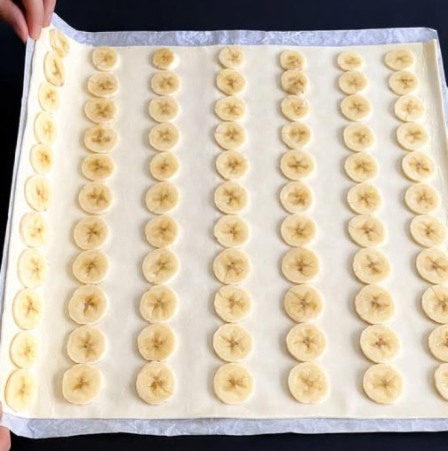 Нарязвам 2 банана, нареждам върху бутер тесто и пека така през ден! По-бързо от сладкишите без печене: