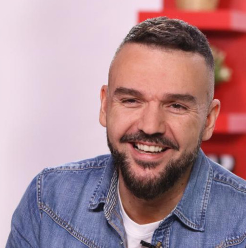 Красивата жена на Графа празнува рожден ден-Свещичките на тортата показват много повече отколкото изглежда-Снимка