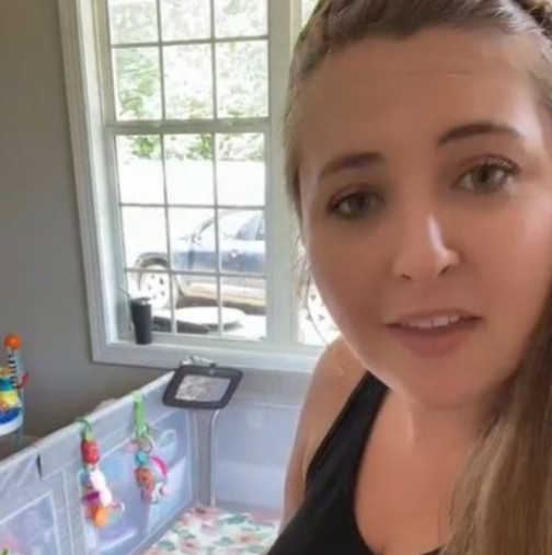 Тя изхвърли всички играчки на бебето и му даде това да си играе: Някои се кръстят, други казват, че е гениална!