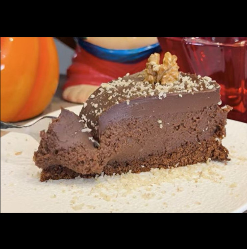 Ябълки, шоколад и малко орехи: Перфектната зимна торта, всяка хапка е райска наслада!