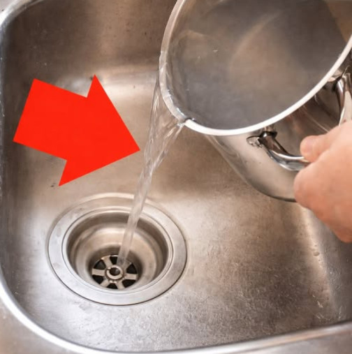 Забравете оцета и содата бикарбонат: Необичаен, но изключително ефективен начин за отпушване на МИВКА!