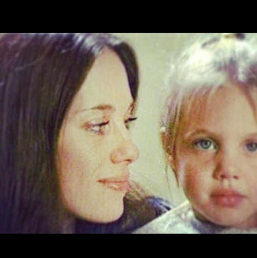 Хората мислят, че Анджелина Джоли е най-красивата жена, докато не видят майка ѝ.