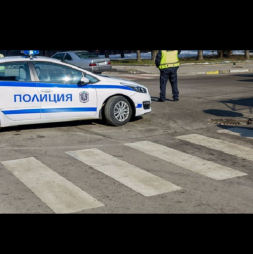 Камион помете пешеходец на спирка в София - влачи го метри, а после... (СНИМКА)