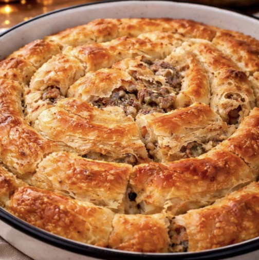 Аз я напълних с месо, но е разкошна и със сирене! Най-сочната и бухнала баница с готови кори - тайната е в заливката: