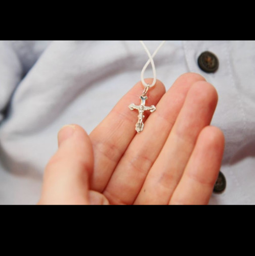 Самото носене на кръст не е достатъчно: свещеник предупреди за 5 грешки, които вярващите често правят