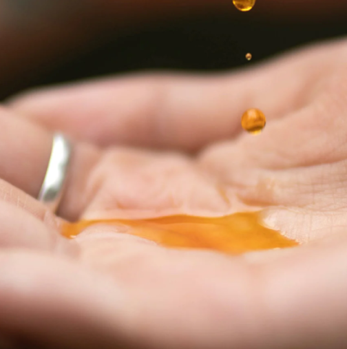 Това натурално масло топи бръчките като сняг, изсветлява кожата -Идеално за жени над четиридесет години