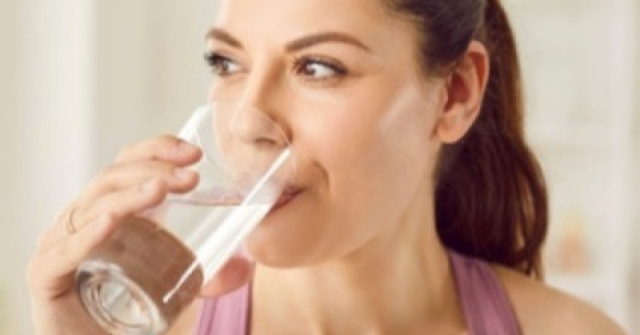 Много жени пият топла вода сутрин: Наистина ли е здравословно да го правят на гладно