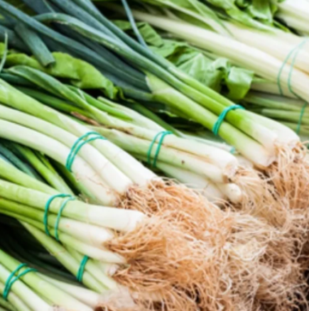 Не яжте, докато не видите това: Ето как изглеждат зеления лук, пълен с пестициди