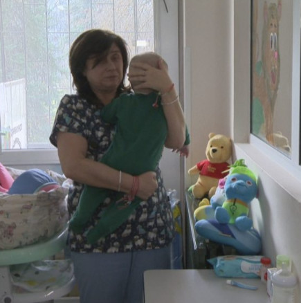 Проговори майката на близнаците, които медицински персонал на болница отглежда вече няколко месеца