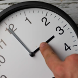 Отново местим стрелките на часовника и преминаваме към лятното часово време