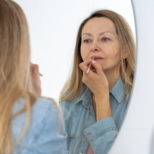 Навършихте ли 60? Ето как да блеснете в седмото десетилетие, този грим изтрива годините от лицето ви