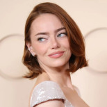 Създадена за 600 часа, като течно сребро, стичащо се по тялото: Роклята на Ема Стоун на Оскарите е върхът на елегантността