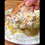 Феноменална разядка с пържен чесън и сусам: Сервирам я с малко лют пипер и не можем да се отскубнем от чиниите!