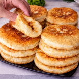 Бързи и евтини Селски картофени питки: Пека и ядем вместо хляб, а пълнени са невероятни!