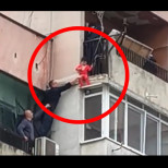 Зрелищно видео от спасителната акция на увисналото на 8-мия етаж детенце (ВИДЕО)
