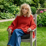 На снимките е богиня, но действителността е друга: Снимаха Алла Пугачова на улицата, грохнала и с бастун