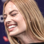 Тя подстрига красивата си дълга коса, никой не я позна: Марго Роби се разходи с най-модерната прическа-Снимка