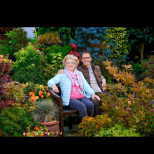 Ето как изглежда най-красивият двор в света, който семейна двойка поддържа от 43 години: Превърнаха кална морава в рай!