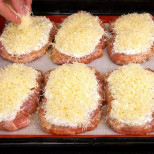 Вече не панирам шницели, открих нещо по-добро! Слагам в тавата, мажа с вкусната смес и пека - хем не е пържено, хем вкусотия