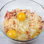 Просто настъргвам три ябълки, добавям две яйца и малко брашно. ЕВТИНО и ВКУСНО - цялото семейство го обожава!