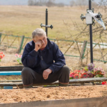 Баща погреба близначки и всяка седмица посещава гроба, докато едно момиче не дойде при него и не каза: Чичо, те живеят на моята улица.