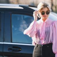 Модерна комбинация риза и деним за пролет 2026 (СНИМКИ)