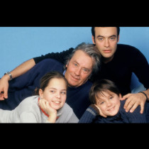 Имат една кръв, а се изпокараха жестоко! Синовете на Ален Делон се съдят със сестра си за наследството: