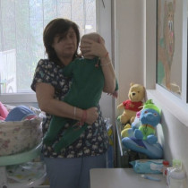 Проговори майката на близнаците, които медицински персонал на болница отглежда вече няколко месеца