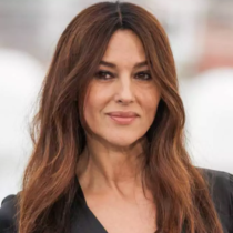 Моника Белучи на 61: С прилепнала рокля без притеснение от „несъвършенствата“ – и изглежда зашеметяващо