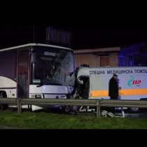 След ужасяващата катастрофа между линейка и автобус шофьорът на втората линейка разказа: Вътре хората бяха по земята!