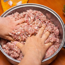 Не слагайте повече хляб и галета в мляното месо. Тази СЪСТАВКА издига кюфтетата на съвсем ново ниво!