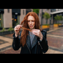 За тези, които имат 2 косъма на главата си: 5-те най-чести грешки, които правят косата да изглежда тънка и безжизнена