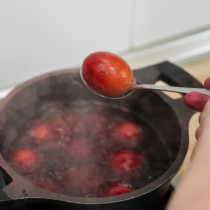 Баба не знаеше за купуваните от магазина бои, а яйцата бяха като от приказка: Тя използваше това, което всички имаха вкъщи